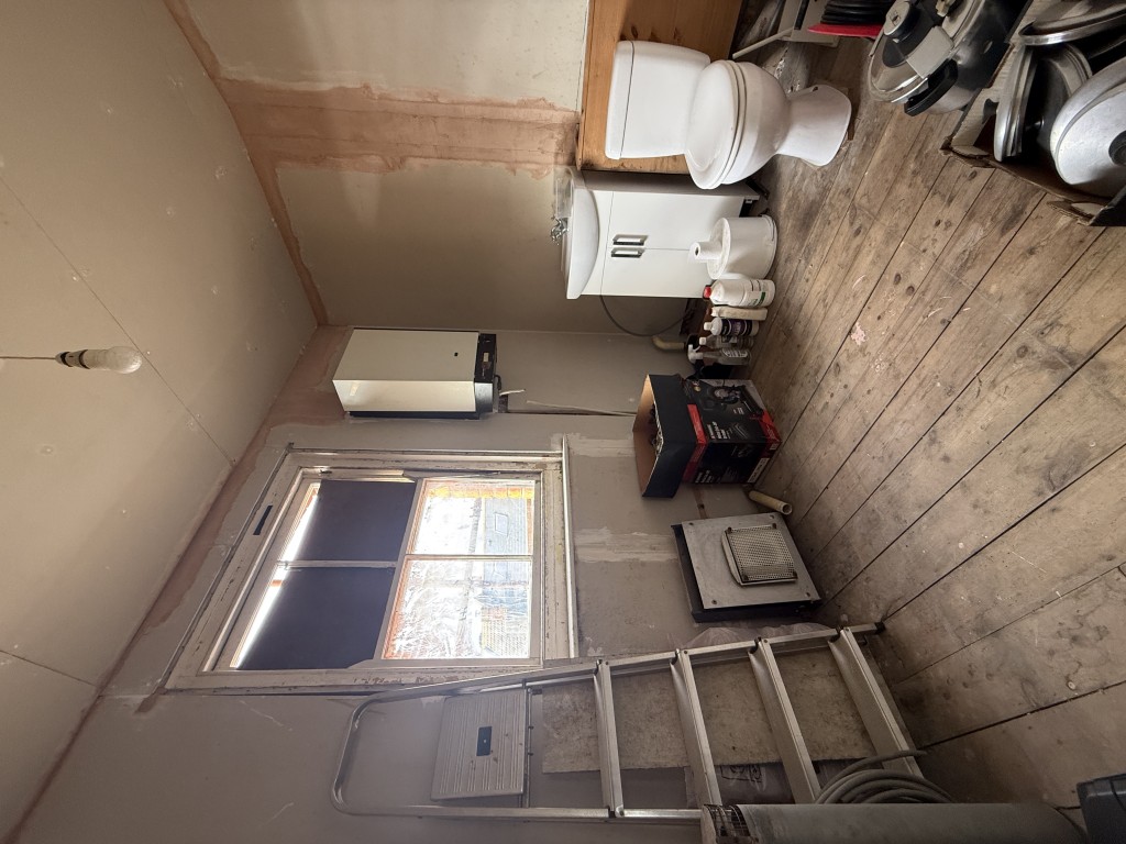 Lot: 44 - MIXED RESIDENTIAL AND COMMERCIAL BUILDING WITH POTENTIAL - Former bathroom with WC and washbasin